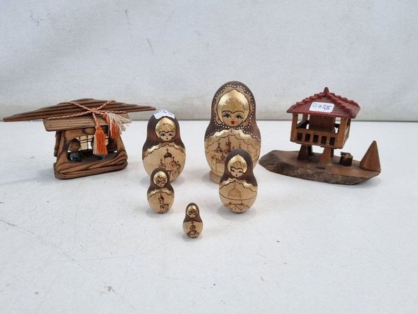 Set Decorativo de 7 Piezas: Matrioskas Rusas y Miniaturas de Edificios en Madera - imagen 1