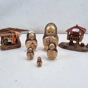 Set Decorativo de 7 Piezas: Matrioskas Rusas y Miniaturas de Edificios en Madera - imagen 1