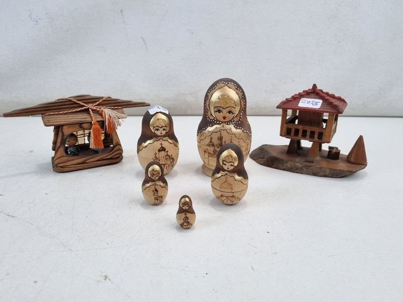 Set Decorativo de 7 Piezas: Matrioskas Rusas y Miniaturas de Edificios en Madera