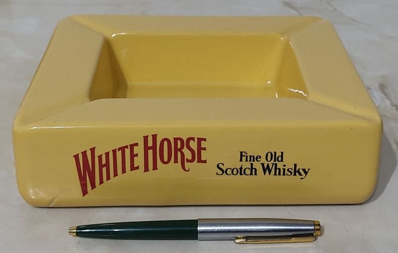 Lote siguiente: Cenicero de Porcelana INGLESA sellado, motivo Whisky WHITE HORSE