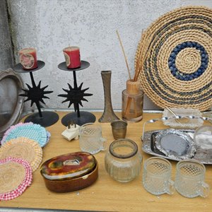 Lote siguiente: Lote Adornos Varios: Velas, Candelabros, Vasos y Más