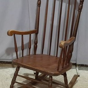 Lote siguiente: Sillón Mecedora de Madera Estilo Clásico