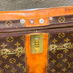 Valija grande dice Louis Vuitton falta manija y tiene algun detalle 78 x 28 cm - imagen 3