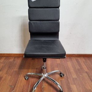 Lote anterior: Sillón de Oficina Negro con Base Cromada y Ruedas