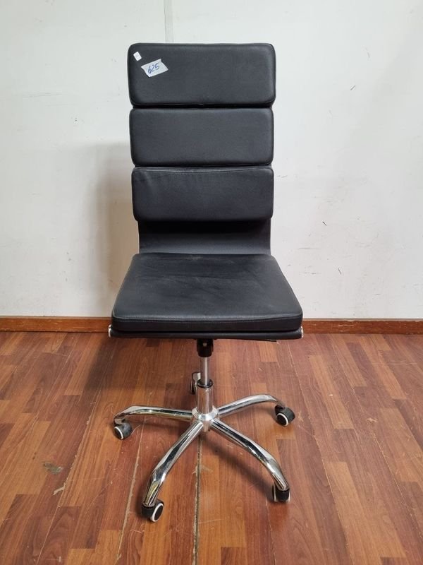 Sillón de Oficina Negro con Base Cromada y Ruedas