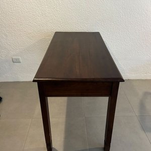 Escritorio de madera oscura con 3 cajones - imagen 3