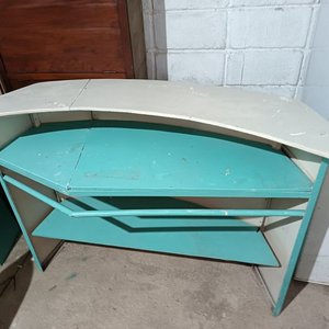 Mostrador de Chapa con Tapa de Madera y Estantes Internos - imagen 2