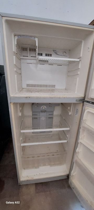 Heladera con congelador en buen estado - imagen 4