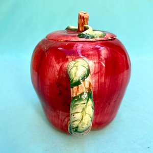 Hermosa tetera sellada . Forma de manzana . Simply Delicivos . Chadwik Miller,Inc (empresa estadounidense importadora).  Tiene alguna restauración .Muy decorativa y coleccionable. Altura aprox: 12.5 cm. - imagen 6