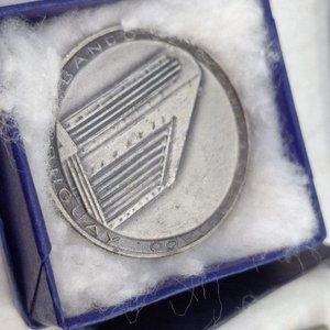 Lote de Objetos Varios: Reloj, Lapicera, Cajas, Latas, Medallas y Adornos - imagen 6