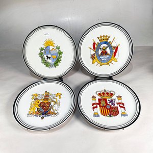 Lote anterior: Lote de 4 Platos Decorativos con Escudos Nacionales e Internacionales