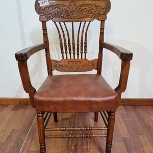 Antiguo Sillón de Madera Tallada con Apoyabrazos y Asiento de Simil Cuero - imagen 2