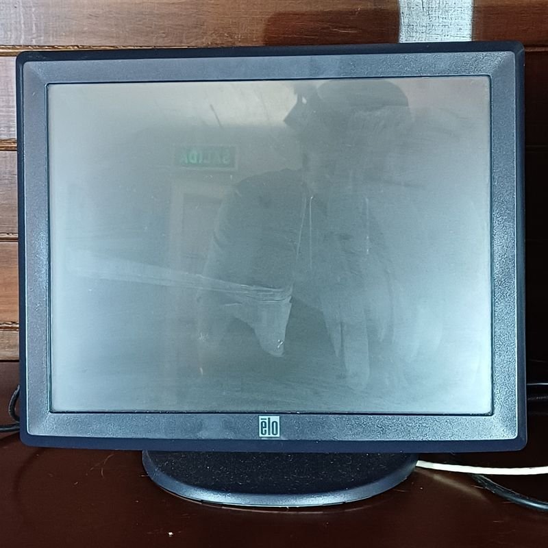 Computadora de torre y monitor táctil Elo - imagen 2