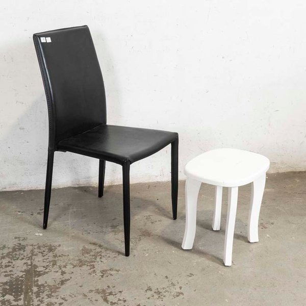 Silla Tapizada Negra y Banqueta Blanca para Baño