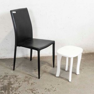 Lote siguiente: Silla Tapizada Negra y Banqueta Blanca para Baño
