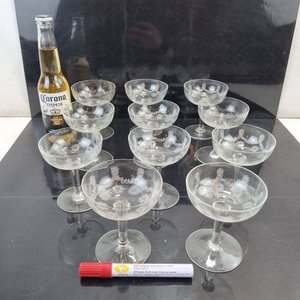 Conjunto de 11 Copas Antiguas de Cristal con Flores Grabadas - imagen 1