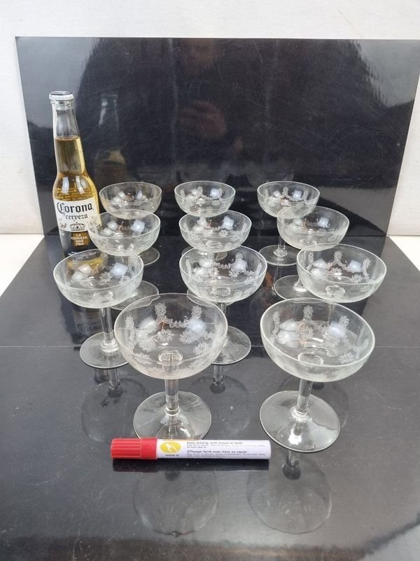 Conjunto de 11 Copas Antiguas de Cristal con Flores Grabadas