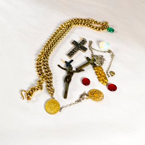 Lote siguiente: Lote de Bijouterie Variada: Cruces, Medallas y Dijes Religiosos