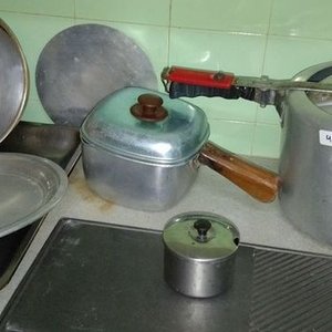 Lote de Utensilios de Cocina: Olla a Presión, Torteras, Tacho, Plancha y Más - imagen 2