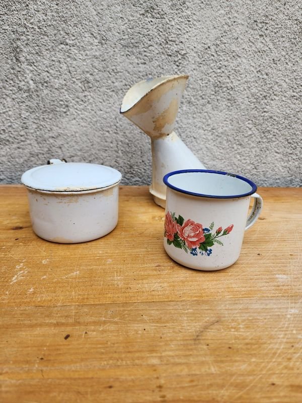 Juego de Piezas Esmaltadas Blancas con Flores Rosas