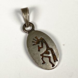 Dos Dijes de Plata: Cruz y Figura Estilizada - imagen 3