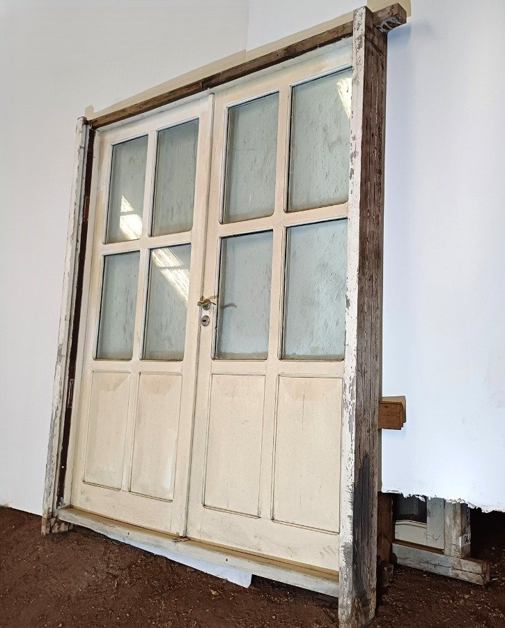 Puerta de dos hojas con diseño de tablero y vidrio - imagen 5