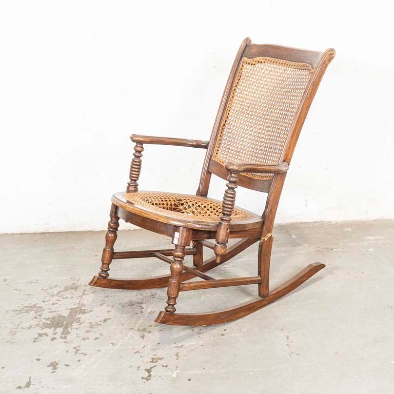 Lote anterior: Sillón mecedora con asiento y respaldo esterillados para restaurar