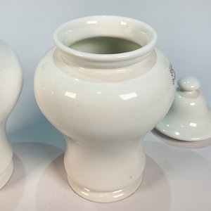 Par de Potes de Cerámica Blancos con Tapa Pináculo - imagen 4
