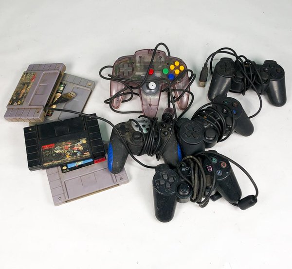 Lote de Consola Nintendo 64, Controles y Cassettes de Videojuegos
