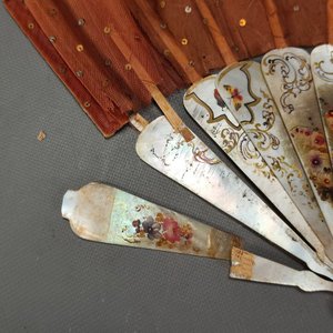 Tres Abanicos Antiguos de Nácar Pintados a Mano, Uno Firmado A.R. Zaleski - imagen 14