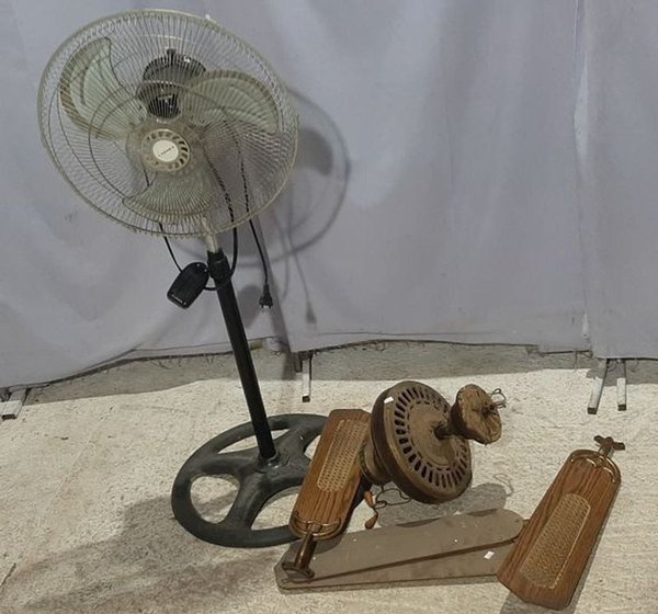 Ventilador Xenex Negro de Pie con Paletas de Chapa y Ventilador de Techo - imagen 1