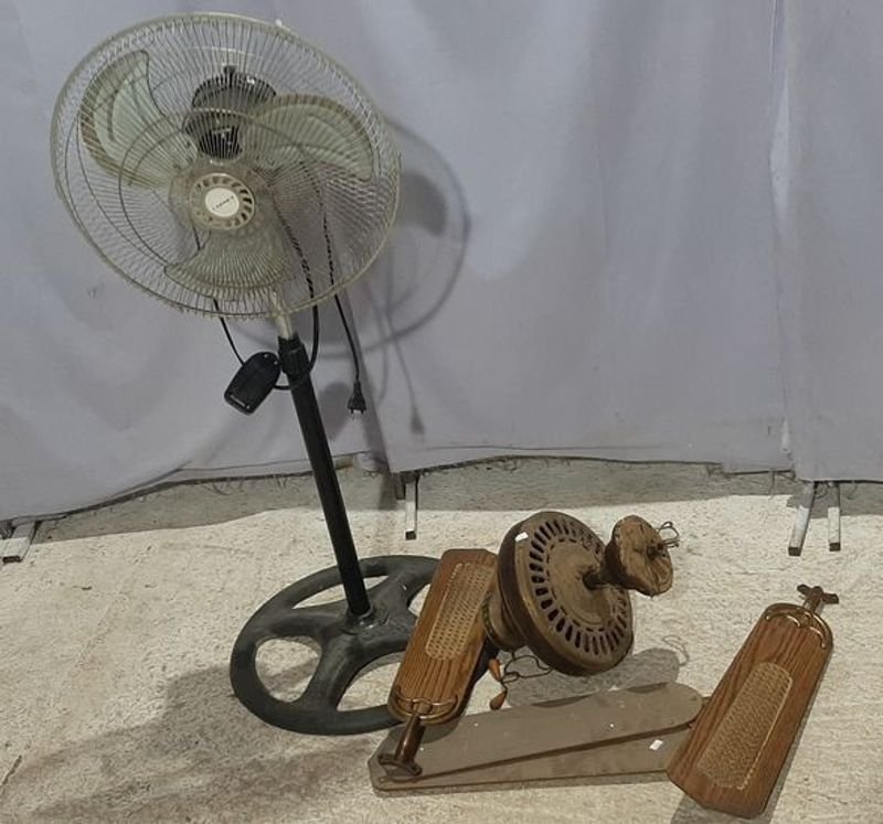 Ventilador Xenex Negro de Pie con Paletas de Chapa y Ventilador de Techo