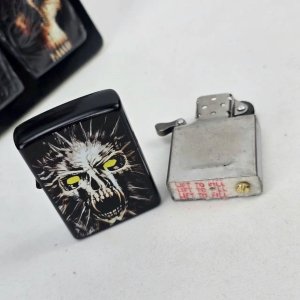 Encendedor Metálico con Diseño de Calavera y Rayos - imagen 3