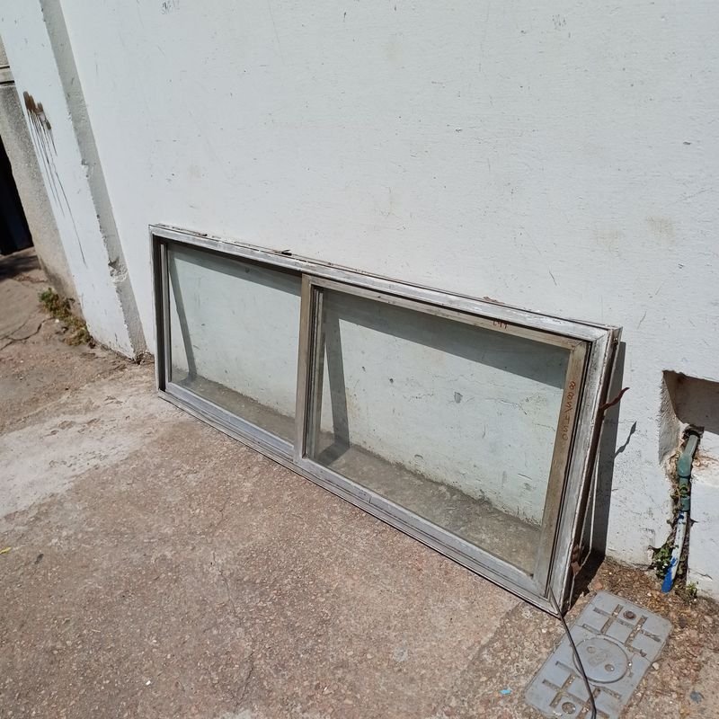 Ventana en carpintería de aluminio con paño fijo central y dos banderolas laterales - imagen 6