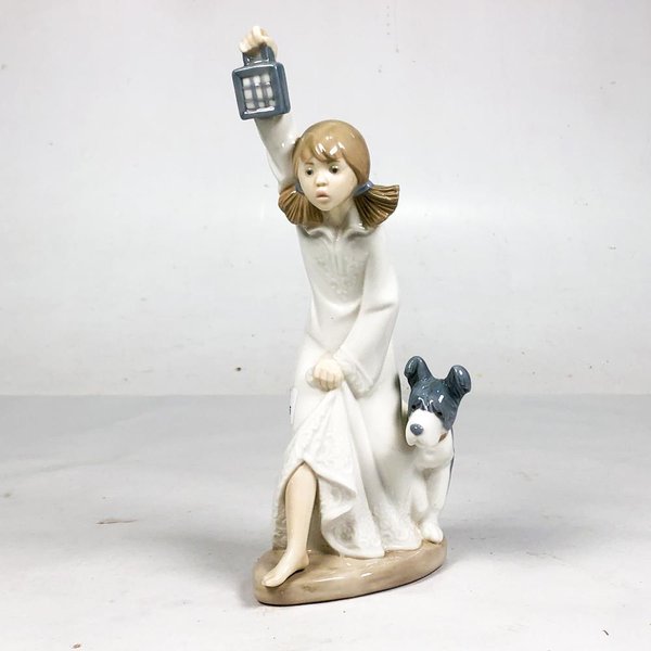 Figura Lladro de Porcelana: Niña con Perro y Farol, 22 cm