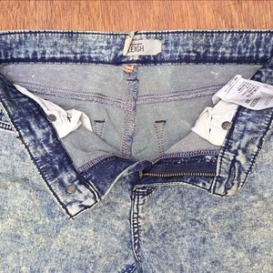 Lote de Ropa Femenina: Jeans con Tachas y Remeras Variadas - imagen 17