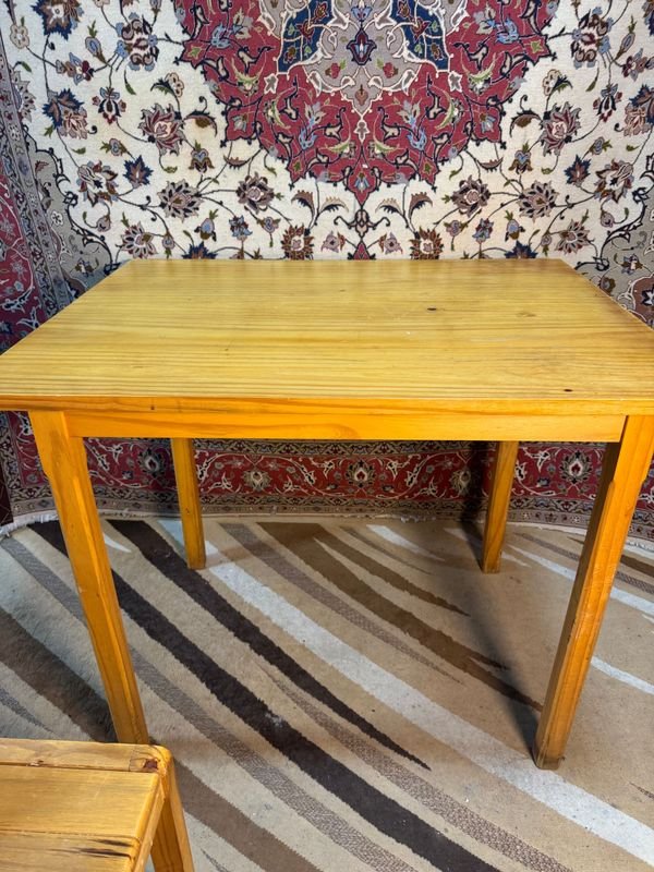 Mesa y silla en pino. Impecable estado! - imagen 3
