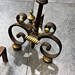 Par de Morillos de Hierro y Bronce con Rostros Decorativos - imagen 5