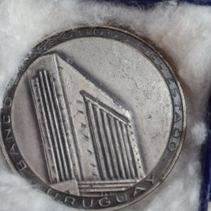 Lote de Objetos Varios: Reloj, Lapicera, Cajas, Latas, Medallas y Adornos - imagen 7