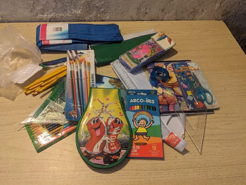 Lote de artículos escolares y de arte