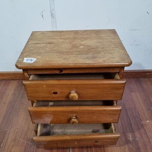 Mesa de Luz de Madera con Tres Cajones - imagen 2