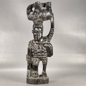 Lote siguiente: Talla de Madera: Hombre con Elefante en la Cabeza, 39cm