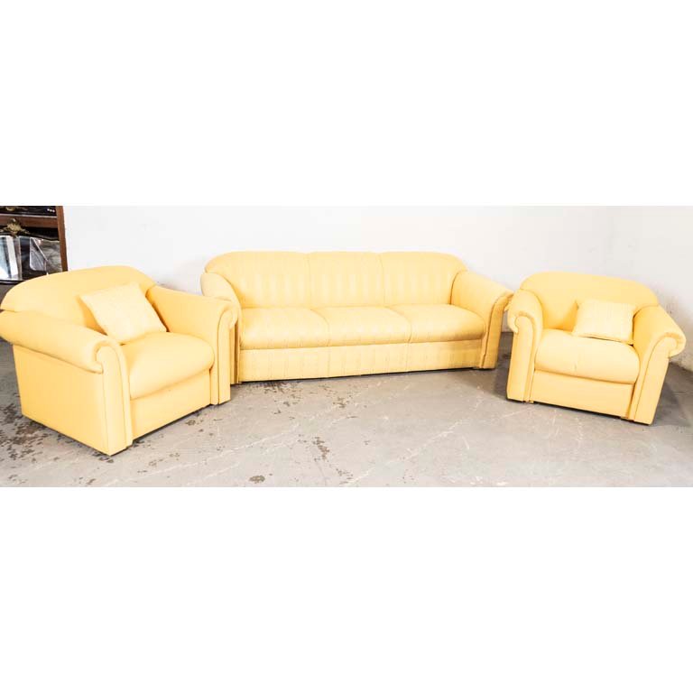 Tres piezas de living tapizadas en tela color amarillo (diferentes tapizados entre los sillones y el sofá). Tapizados para limpiar. - Medidas: 215 x 75 x 70cm
