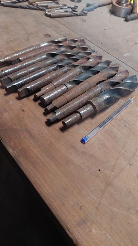 Herramientas de metal antiguas - imagen 2