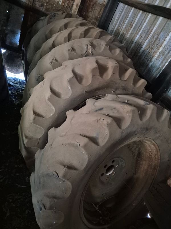 Ruedas de tractor en mal estado - imagen 2