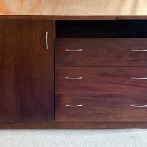 Cómoda Minibar Laqueada con 3 Cajones y Espacio Frigorífico - imagen 1