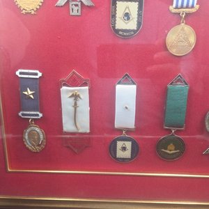 Cuadro con 10 Medallas Masónicas Diversas - imagen 4