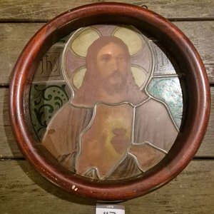 Vitral Circular Sagrado Corazón de Jesús con Marco de Madera Noble - imagen 2