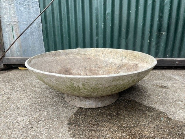Lote siguiente: Maceta grande de concreto y metal