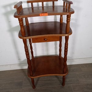 Mesa Auxiliar de Madera con Estante, Cajón y Barandilla - imagen 2
